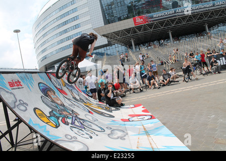 fröhlich sportlich Straßenfest unter Himmel Minsk Sportspiele Juni 2014 Stockfoto