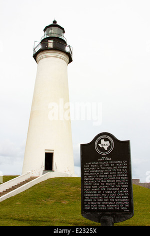 Zeigen Sie Isabel Light House in Port Isabel, Texas mit Fort Polk historischen marker Stockfoto