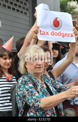 Oxford Street, London, UK. 14. Juni 2014. Polly Toynbee protestieren vor dem Vodafone-Shop in der Oxford Street, Bestandteil einer bundesweiten Aktionstag gegen Steuer ausweichen. Bildnachweis: Matthew Chattle/Alamy Live-Nachrichten Stockfoto
