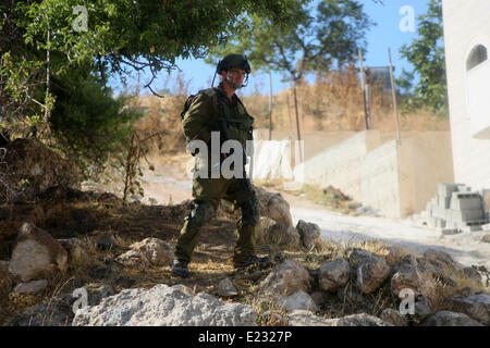 Hebron. 14. Juni 2014. Eine Patrouille der israelischen Soldaten in der West Bank von Hebron, 14. Juni 2014. Israels Sicherheitskräfte setzte eine massive Menschenjagd für drei jüdische Jugendliche, die im Westjordanland Donnerstagabend vermisst. Ängste wurden vorgebracht, dass die drei Jugendlichen von palästinensischen militanten, die Suche nach der Veröffentlichung von Kameraden, die in israelischen Gefängnissen inhaftiert entführt wurden, lokale Medien sagte. © Mamoun Wazwaz/Xinhua/Alamy Live-Nachrichten Stockfoto