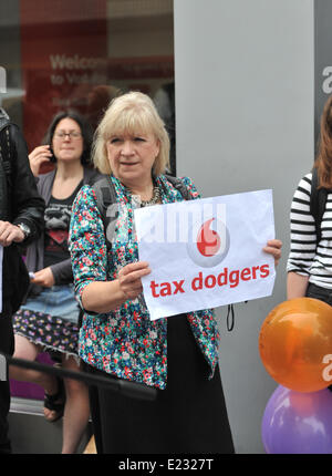 Oxford Street, London, UK. 14. Juni 2014. Polly Toynbee protestieren vor dem Vodafone-Shop in der Oxford Street, Bestandteil einer bundesweiten Aktionstag gegen Steuer ausweichen. Bildnachweis: Matthew Chattle/Alamy Live-Nachrichten Stockfoto