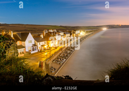 Nacht Blick entlang Slapton Sands, ein schmaler Streifen Land und Kies Strand trennt das Süßwasser See Slapton Ley. Stockfoto