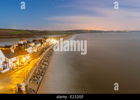 Nacht Blick entlang Slapton Sands, ein schmaler Streifen Land und Kies Strand trennt das Süßwasser See Slapton Ley. Stockfoto