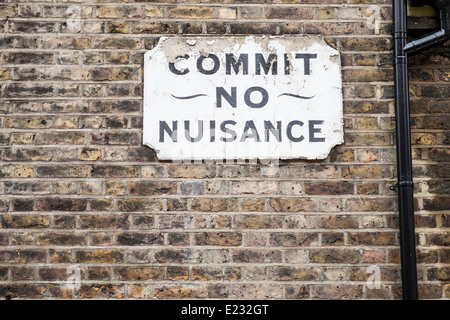 Eine alte Straße Schild mit der Aufschrift begehen"kein Ärgernis" in die Gassen der Borough, Süd-London Stockfoto