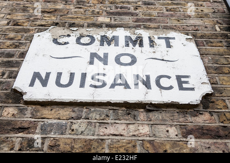 Eine alte Straße Schild mit der Aufschrift begehen"kein Ärgernis" in die Gassen der Borough, Süd-London Stockfoto