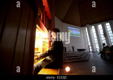 Berlin, Deutschland. 13. Juni 2014. Stummfilm-Pianist Stephan Graf von Bothmer begleitet die FIFA WM Spiel Spanien gegen Niederlande auf einer Pfeifenorgel anstelle der Reporter Kommentar in der Emmaus-Kirche in Berlin, Deutschland, 13. Juni 2014. Das Spiel selbst ist auf eine Wand projiziert. Foto: KAY NIETFELD/DPA/Alamy Live-Nachrichten Stockfoto