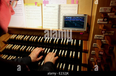 Berlin, Deutschland. 13. Juni 2014. Stummfilm-Pianist Stephan Graf von Bothmer begleitet die FIFA WM Spiel Spanien gegen Niederlande auf einer Pfeifenorgel anstelle der Reporter Kommentar in der Emmaus-Kirche in Berlin, Deutschland, 13. Juni 2014. Das Spiel selbst ist auf eine Wand projiziert. Foto: KAY NIETFELD/DPA/Alamy Live-Nachrichten Stockfoto