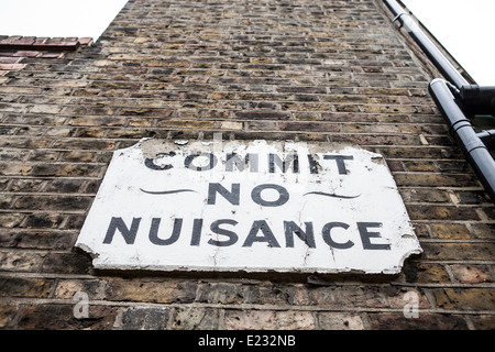 Eine alte Straße Schild mit der Aufschrift begehen"kein Ärgernis" in die Gassen der Borough, Süd-London Stockfoto