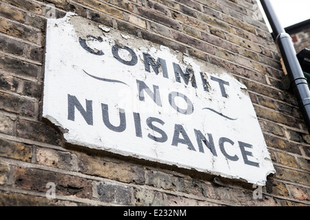 Eine alte Straße Schild mit der Aufschrift begehen"kein Ärgernis" in die Gassen der Borough, Süd-London Stockfoto