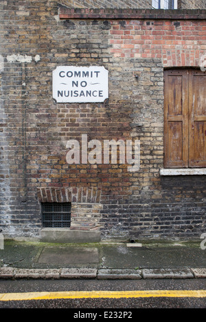 Eine alte Straße Schild mit der Aufschrift begehen"kein Ärgernis" in die Gassen der Borough, Süd-London Stockfoto