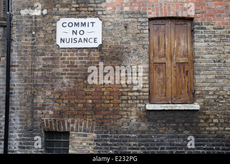 Eine alte Straße Schild mit der Aufschrift begehen"kein Ärgernis" in die Gassen der Borough, Süd-London Stockfoto