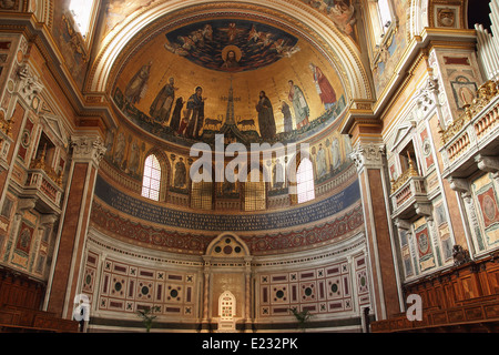 Rom, Italien - 11. Januar 2014: Apsis der Lateranbasilika des Heiligen Johannes mit dem Mosaik erstellt 1291-1292 Stockfoto