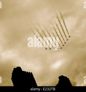 Die Red Arrows überfliegen die Barbican-Türme auf ihren Ansatz zum Buckingham Palace für die Königin offiziellen Geburtstag Durchflug. Stockfoto