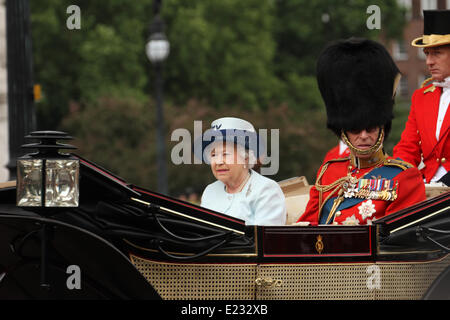 London, UK. 14. Juni 2014. Mitglieder der königlichen Familie auf Pferdekutschen zu sehen, wie sie es Weg, Horse Guards Parade Ground. Bildnachweis: David Mbiyu/Alamy Live-Nachrichten Stockfoto