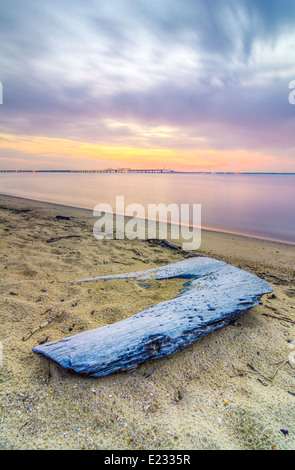 Sonnenuntergang über der Chesapeake Bay vom Terrapin Beach Park am Ostufer Maryland, mit der Bay Bridge im Hintergrund. Stockfoto