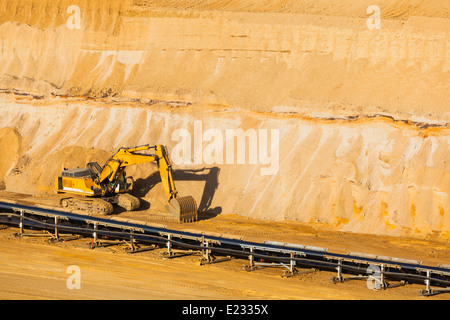 Ein kleiner Bagger am geparkt in einer Braunkohle-Grube Bergwerk Stockfoto