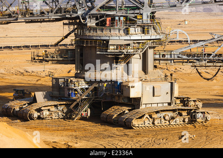 Caterpillats Detailansicht von einem riesigen Schaufelradbagger in eine endlose Braunkohle-Grube Bergwerk Stockfoto