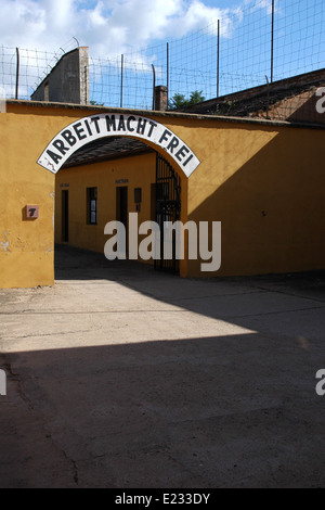 Torbogen mit dem Nazi-Motto "Arbeit Macht Frei" in der Gestapo-Gefängnis, jetzt die Gedenkstätte Theresienstadt in Terezin, Tschechische Republik. Stockfoto