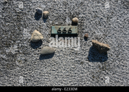 Zahl des Tieres auf dem Grab eine unbekannte Opfer des Ghetto Theresienstadt auf dem Nationalfriedhof in Terezin, Tschechische Republik. Stockfoto