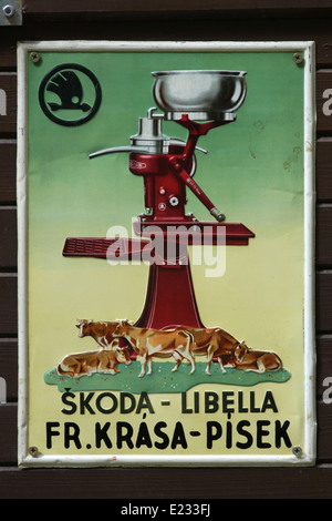 Vintage Werbung für die Skoda-manuelle Milch-Separatoren in einem Antiquitätengeschäft in Cesky Krumlov in Südböhmen, Tschechien. Stockfoto