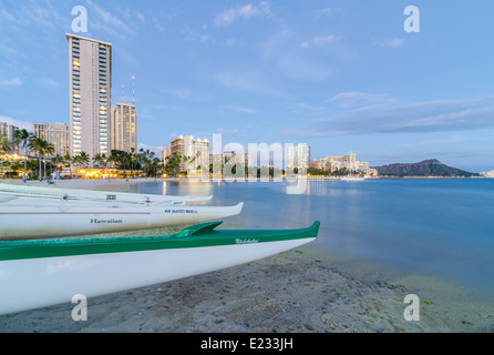 Waikiki-Strand nach Sonnenuntergang auf Hawaii Stockfoto