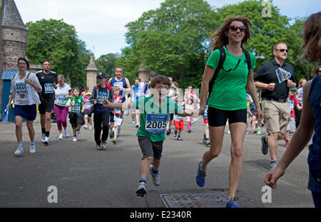 Holyrood, Edinburgh, Schottland, Großbritannien. 14. Juni 2014. begeben Sie sich auf "The School Run", die sich über eine 2,2 km lange Strecke von Holyrood Palace Meadowbank Stadium erstrecken wird, Teilnehmer können Teilnehmer aller Altersgruppen und Fähigkeiten zu laufen, Joggen oder gehen Seite an Seite mit sportlichen Sterne um Geld für Gemeinde und Schule Sportanlagen. Bildnachweis: Bogen weiß/Alamy Live-Nachrichten Stockfoto