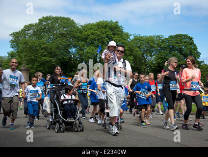 Holyrood, Edinburgh, Schottland, Großbritannien. 14. Juni 2014. begeben Sie sich auf "The School Run", die sich über eine 2,2 km lange Strecke von Holyrood Palace Meadowbank Stadium erstrecken wird, Teilnehmer können Teilnehmer aller Altersgruppen und Fähigkeiten zu laufen, Joggen oder gehen Seite an Seite mit sportlichen Sterne um Geld für Gemeinde und Schule Sportanlagen. Bildnachweis: Bogen weiß/Alamy Live-Nachrichten Stockfoto