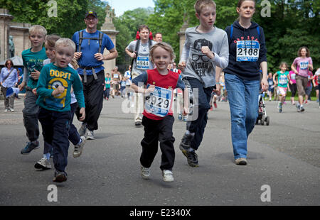 Holyrood, Edinburgh, Schottland, Großbritannien. 14. Juni 2014. begeben Sie sich auf "The School Run", die sich über eine 2,2 km lange Strecke von Holyrood Palace Meadowbank Stadium erstrecken wird, Teilnehmer können Teilnehmer aller Altersgruppen und Fähigkeiten zu laufen, Joggen oder gehen Seite an Seite mit sportlichen Sterne um Geld für Gemeinde und Schule Sportanlagen. Bildnachweis: Bogen weiß/Alamy Live-Nachrichten Stockfoto