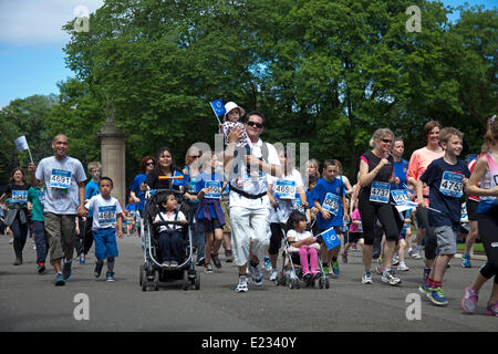 Holyrood, Edinburgh, Schottland, Großbritannien. 14. Juni 2014. begeben Sie sich auf "The School Run", die sich über eine 2,2 km lange Strecke von Holyrood Palace Meadowbank Stadium erstrecken wird, Teilnehmer können Teilnehmer aller Altersgruppen und Fähigkeiten zu laufen, Joggen oder gehen Seite an Seite mit sportlichen Sterne um Geld für Gemeinde und Schule Sportanlagen. Bildnachweis: Bogen weiß/Alamy Live-Nachrichten Stockfoto