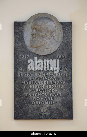 Gedenktafel an dem Haus, in dem der russische Schriftsteller Ivan Goncharov in Marienbad, Tschechien, lebte. Ivan Goncharov blieb in diesem Haus, als er Marienbad zwischen 1857 und 1872 besuchte. Er schrieb einen großen Teil seines bekanntesten Romans "Oblomov" in diesem Haus. Stockfoto