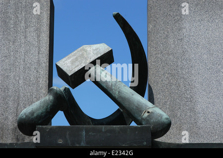 Hammer und Sichel. Sowjetisches Ehrenmal auf dem Soldatenfriedhof in Terezin, Tschechische Republik. Stockfoto