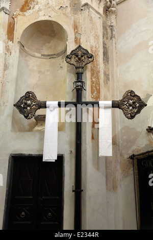 Kreuz in der Kapelle der Toten in der Altstadt am Monterosso al Mare Cinque Terre Ligurien Italien Stockfoto