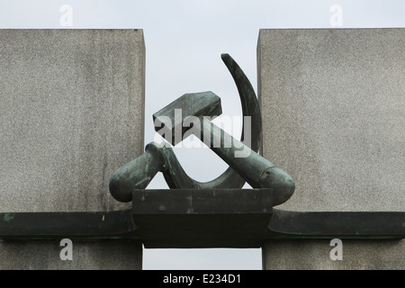 Hammer und Sichel. Sowjetisches Ehrenmal auf dem Soldatenfriedhof in Terezin, Tschechische Republik. Stockfoto