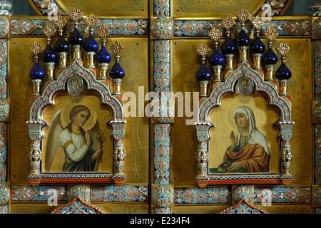 Verkündigung. Heiligen Pforten der Majolika Ikonostase. Orthodoxe Kirche des Hl. Wladimir in Marianske Lazne (Marienbad), Tschechien. Stockfoto