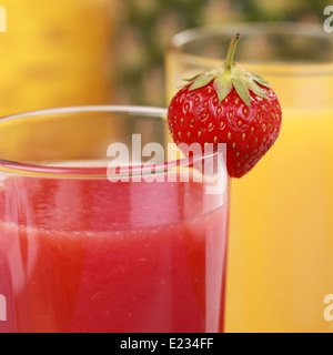 Frischer Saft aus roten und orangefarbenen Früchte Stockfoto