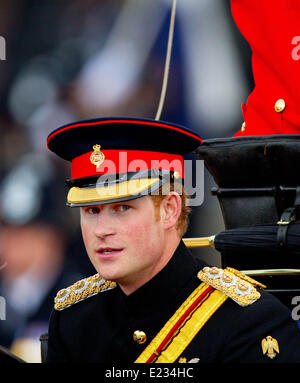 London, Großbritannien. 14. Juni 2014. Großbritanniens Prinz Harry während Trooping die Farbe Königin jährlichen Geburtstag Parade in London, Vereinigtes Königreich, 14. Juni 2014. Foto: Albert Nieboer-/ Dpa/Alamy Live News Stockfoto
