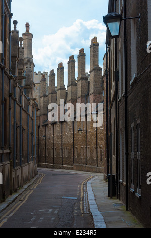 Reihe von Schornsteinen in einer Straße von Cambridge, England, UK Stockfoto