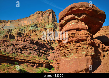 Blick entlang der Straße zum Hurra-Pass in der Nähe von Canyonlands National Park in der Nähe von Moab, Utah Stockfoto