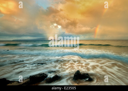 Maui Coast mit Wellen und Regenbogen mit Licht- und Regensensor auf Molokini. Hawaii Stockfoto