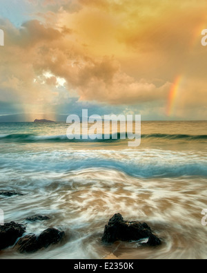 Maui Coast mit Wellen und Regenbogen mit Licht- und Regensensor auf Molokini. Hawaii Stockfoto