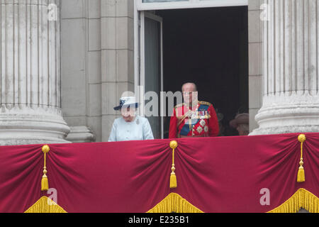 London UK. 14. Juni 2014. Ihre Majestät Königin Elizabeth II. und Prinz Philip zu Fuß aus dem Balkon des Buckingham Palace, den Überflug nach Trooping The Colour Zeremonie Gutschrift zu sehen: Amer Ghazzal/Alamy Live-Nachrichten Stockfoto