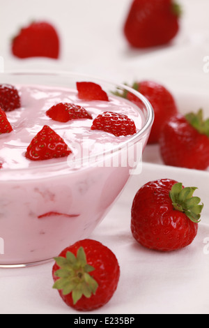 Erdbeer-Joghurt mit leckeren Erdbeeren in eine Glasschüssel serviert Stockfoto