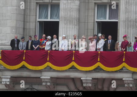 London UK. 14. Juni 2014. Mitglieder der königlichen Familie zu Fuß aus dem Balkon des Buckingham Palace, den Überflug zu sehen folgende Trooping die Farbe Zeremonie Gutschrift: Amer Ghazzal/Alamy Live-Nachrichten Stockfoto