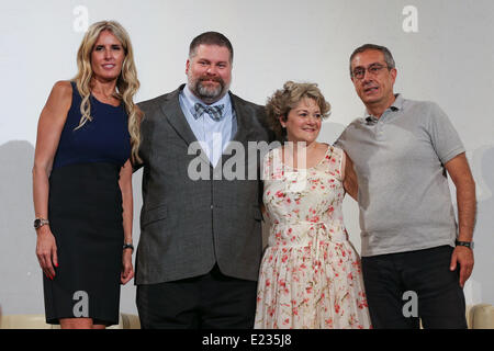 Taormina, Sizilien, Italien. 14. Juni 2014. General Manager Tiziana Rocca (L), Dean DeBlois, die Autorin und Regisseurin von '' How to Train Your Dragon 2'' (C-L), US-amerikanischer Filmproduzent und Bonnie Arnold (C-R) und Mario Sesti (R) während der Pressekonferenz von Taormina Film Festival 2014 in Taormina, Sizilien, am 14. Juni 2014. © Manuel Romano/NurPhoto/ZUMAPRESS.com/Alamy Live-Nachrichten Stockfoto