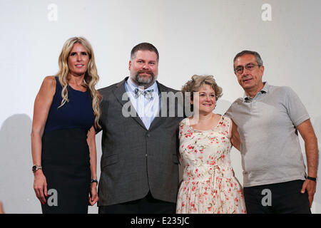 Taormina, Sizilien, Italien. 14. Juni 2014. General Manager Tiziana Rocca (L), Dean DeBlois, die Autorin und Regisseurin von '' How to Train Your Dragon 2'' (C-L), US-amerikanischer Filmproduzent und Bonnie Arnold (C-R) und Mario Sesti (R) während der Pressekonferenz von Taormina Film Festival 2014 in Taormina, Sizilien, am 14. Juni 2014. © Manuel Romano/NurPhoto/ZUMAPRESS.com/Alamy Live-Nachrichten Stockfoto