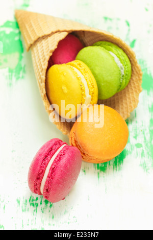 Makronen. Bunte Macarons in Eiscreme-Kegel Stockfoto
