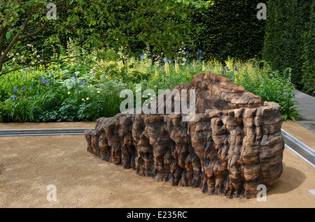 Zeder Balken Künstlerin Ursula von Rydingsvard in der Laurent-Perrier-Garten von RHS Chelsea Flower Show 2014. Stockfoto