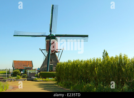 Vlietmolen, eine hohle Bockwindmühle oder Niederländisch '' Wipmolen'' genannt, befindet sich im Altstrecke, Südholland, Niederlande. Stockfoto