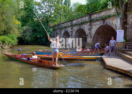 Magdalen Bridge, Bootfahren, Oxford, Oxfordshire, England, Vereinigtes Königreich Stockfoto