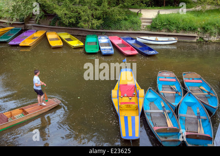 Magdalen Bridge, Bootfahren, Oxford, Oxfordshire, England, Vereinigtes Königreich Stockfoto